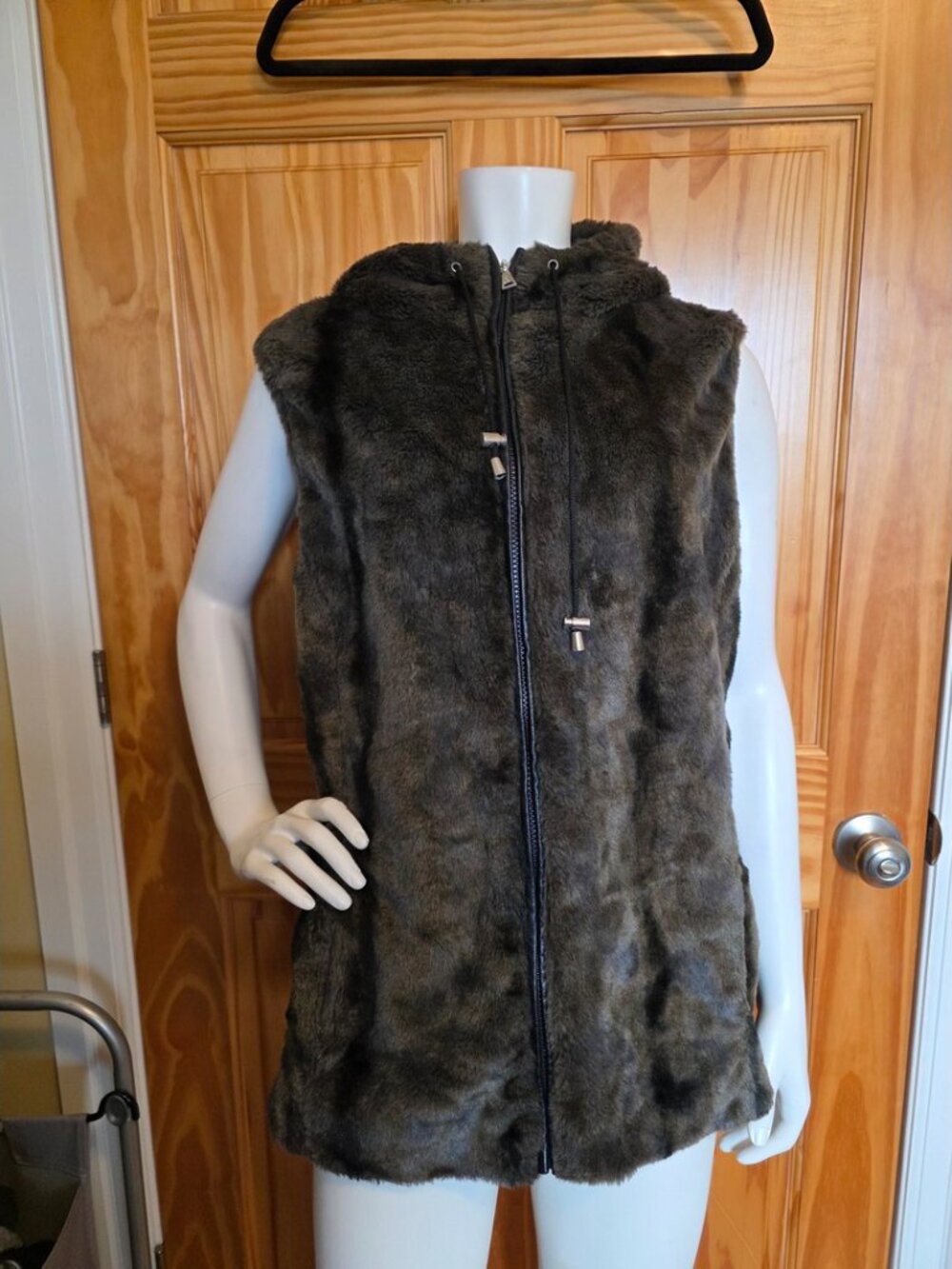 Danier Women's Size 2XL Dark Brown Faux Fur Vest With Hood